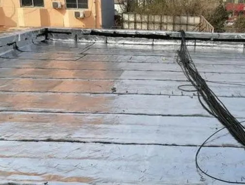 浙江卫生间漏水维修公司分享下浙江屋面楼顶防水刚性防水层施工要点。